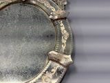 un miroir en argent orné d'un motif décoratif