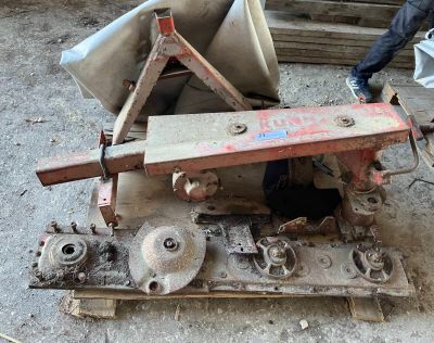 une machine posée à même le sol, dans la terre