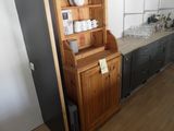 un vaisselier en bois dans un coin de la cuisine