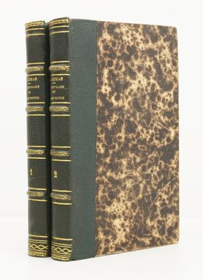 deux livres posés l'un sur l'autre sur une surface blanche