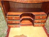un bureau en bois muni de tiroirs et sur lequel est posé un miroir