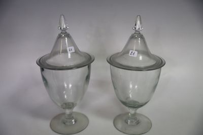 deux récipients en verre vides avec leurs couvercles, posés sur une table