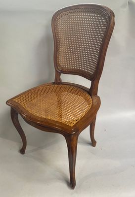 une image représentant une chaise en bois avec une assise en osier sur fond blanc