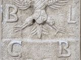 un gros plan d'une plaque en pierre sur laquelle figure un oiseau