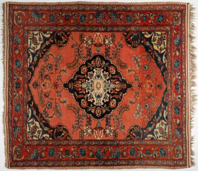 un tapis rouge orné d'un médaillon