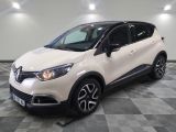 la voiture blanche est garée sur un sol en damier dans le garage