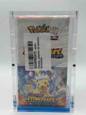 un gros plan d'une carte à collectionner Pokémon dans une boîte transparente