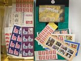 une boîte de timbres et des timbres exposés sur une table