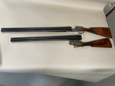 (C) Une paire de fusil de chasse CONSTANT dans leur mallette…
