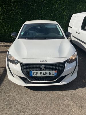 La voiture blanche est garée à côté de la camionnette blanche sur le parking.