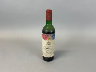 une bouteille de vin rouge posée sur une table blanche