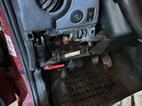 un gros plan de l'intérieur d'une voiture avec un volant