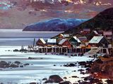 une peinture à l'huile représentant un village au bord d'un plan d'eau, avec des montagnes en arrière-plan