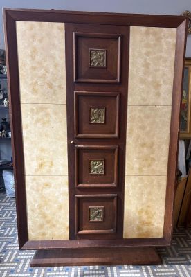 Armoirede style Art Déco en bois naturel ouvrant par un vant…