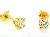 une paire de boucles d'oreilles en diamant sur fond blanc