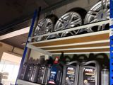 many different types of motor oil on the shelves