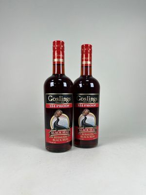 deux bouteilles de vin rouge Goslingling sur fond blanc
