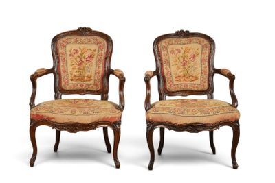 paire de fauteuils en noyer sculpté de style Louis XV