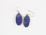 une paire de boucles d'oreilles en lapis-lazuli sur fond blanc