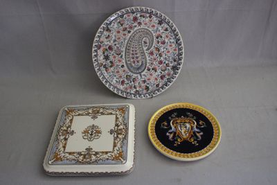 trois assiettes posées les unes à côté des autres sur une table