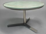 une image d'une table en verre avec une base en métal et un plateau en verre