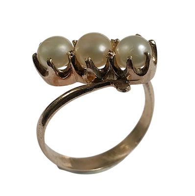 BAGUE en métal doré sertie de ligne de trois perles de cultu…
