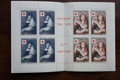 un livre ouvert sur lequel figure une femme