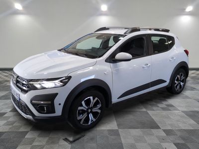 un 4x4 blanc garé dans une pièce au sol en damier