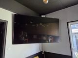 un téléviseur à écran plat fixé au mur d'une pièce