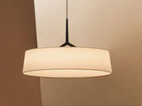 une lampe suspendue au plafond d'une pièce