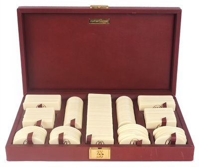 un coffret rouge contenant un service de six tasses et soucoupes