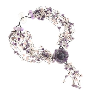 un gros plan d'un collier orné de perles et de fleurs