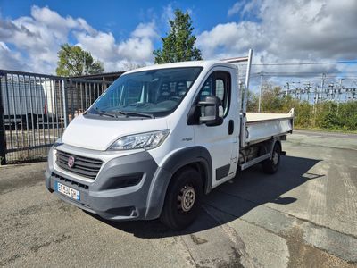 un camion blanc garé sur le parking