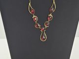 un gros plan d'un collier et de boucles d'oreilles exposés sur une table