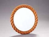 un miroir rond entouré d'une corde, posé sur une table