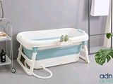 une photo d'une salle de bains avec une baignoire et un porte-serviettes