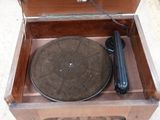 un vieux tourne-disque posé sur une table en bois