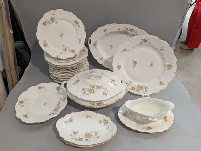 beaucoup d'assiettes et de tasses sur la table
