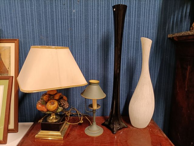 Deux vases soliflore et deux lampes 