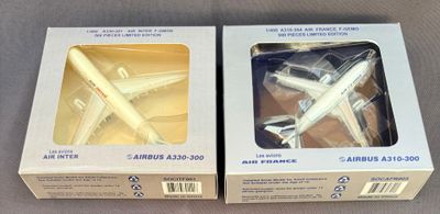 deux maquettes d'avions qui se trouvent dans les boîtes posées sur la table