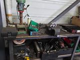 un établi avec de nombreux outils