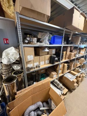 de nombreuses caisses de marchandises dans l'entrepôt, sur les rayonnages