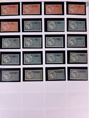 un ensemble de timbres posés sur une feuille de papier, sur une table