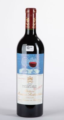 une bouteille de vin posée sur une table
