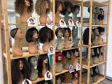 Plusieurs types de perruques sont exposés dans un magasin