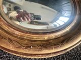 une personne se prenant en photo dans un miroir