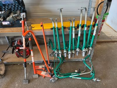 un grand nombre d'outils qui restent sur une étagère