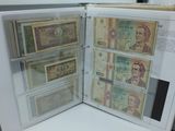 une photo d'un livre dans lequel se trouve une liasse de billets
