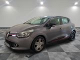 la voiture grise est garée sur le sol en damier d'un garage