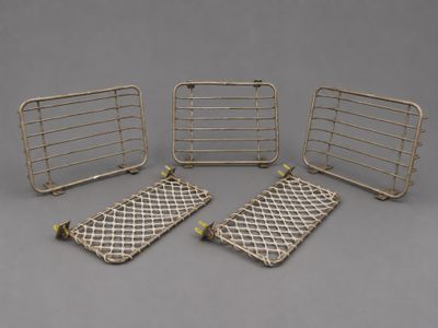 quatre plateaux métalliques munis de poignées, posés sur un plan de travail gris